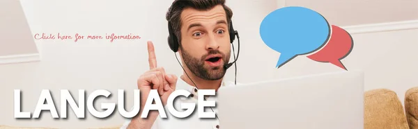 Orientamento panoramico del freelance scioccato in cuffia mostrando gesto idea durante la videochiamata sul computer portatile, illustrazione del linguaggio — Foto stock
