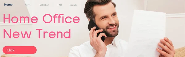 Schöner Telearbeiter lächelt, während er mit Smartphone spricht und Dokumente in der Hand hält, Home Office neue Trendillustration — Stockfoto