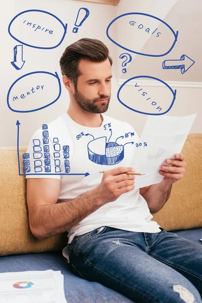 Selektiver Fokus eines gut aussehenden Telearbeiters, der mit Dokumenten auf der heimischen Couch, Diagrammen und Grafiken arbeitet — Stockfoto