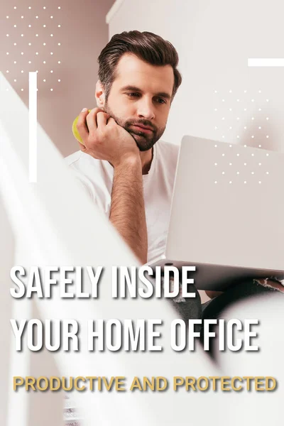 Селективный фокус телеработника, держащего яблоко и использующего ноутбук на лестнице, безопасно внутри вашего домашнего офиса иллюстрации — Stock Photo