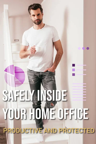 Schöner Mann mit Tasse Kaffee und Blick auf Kamera im Treppenhaus zu Hause, sicher im Home Office Illustration — Stockfoto