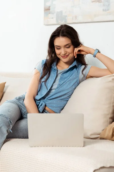 Hermoso freelancer sonriente utilizando el ordenador portátil en casa - foto de stock