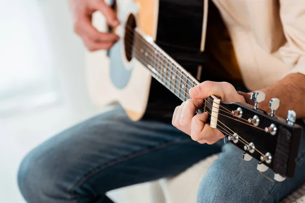 Обрезанный вид человека, играющего на акустической гитаре — стоковое фото
