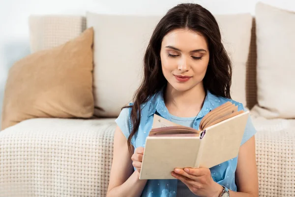 Bela morena mulher ler livro em casa — Fotografia de Stock