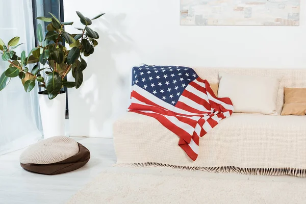 Прапор США на дивані у вітальні. — Stock Photo