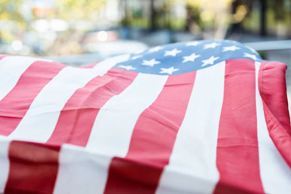 Selektiver Fokus der amerikanischen Flagge im Freien bei Tageslicht — Stockfoto