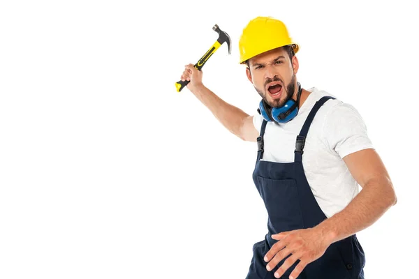 Trabalhador irritado em uniforme e hardhat gritando enquanto segurando martelo isolado no branco — Fotografia de Stock