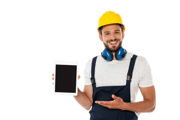 Lächelnder Handarbeiter zeigt mit der Hand auf digitales Tablet mit leerem Bildschirm auf weißem Hintergrund — Stockfoto