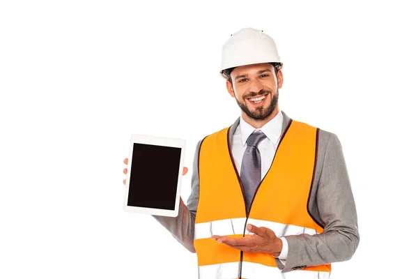 Усміхнений інженер вказує рукою на цифровий планшет з порожнім екраном ізольовано на білому — стокове фото