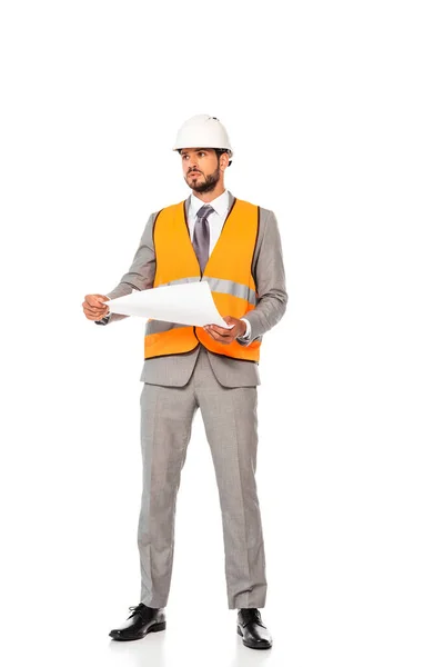 Ingeniero guapo en traje y hardhat sosteniendo plano sobre fondo blanco - foto de stock