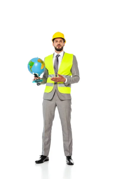 Ingeniero guapo en traje y hardhat señalando con la mano en globo sobre fondo blanco - foto de stock