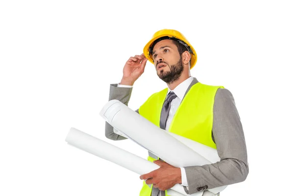 Инженер в костюме держит каску и чертежи изолированы на белом — стоковое фото