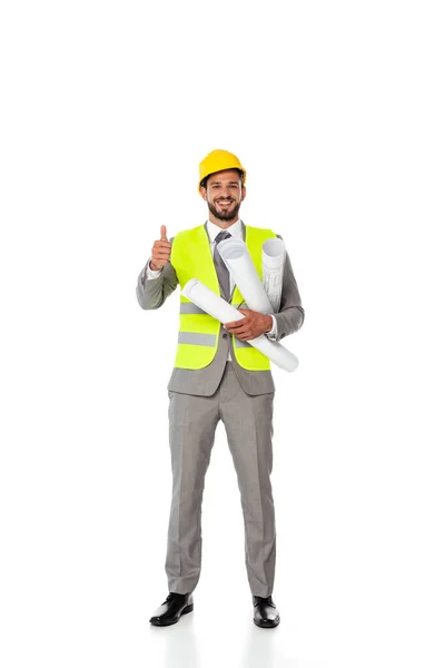 Ingeniero sonriente mostrando como gesto y sosteniendo planos sobre fondo blanco - foto de stock