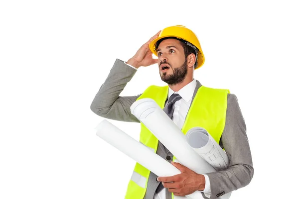 Ingeniero sorprendido en traje sosteniendo planos y mirando hacia otro lado aislado en blanco — Stock Photo