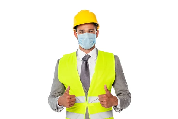 Ingenieur mit Bollenhut und medizinischer Maske zeigt Daumen hoch isoliert auf weiß — Stockfoto