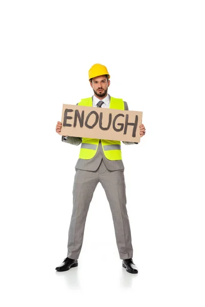 Ingenieur in Anzug und Hut hält Schild mit ausreichend Schriftzug in der Hand und blickt in die Kamera auf weißem Hintergrund — Stockfoto