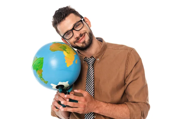 Professor bonito em óculos sorrindo para a câmera enquanto segurando globo isolado em branco — Fotografia de Stock