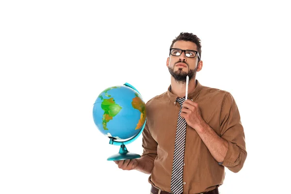 Profesor pensativo sosteniendo pluma y globo aislado en blanco - foto de stock