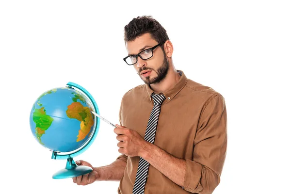 Schöner bärtiger Lehrer zeigt mit Stift auf Globus auf weißem Hintergrund — Stockfoto