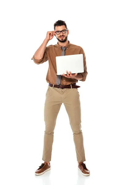 Profesor guapo en gafas que sostiene el ordenador portátil sobre fondo blanco - foto de stock