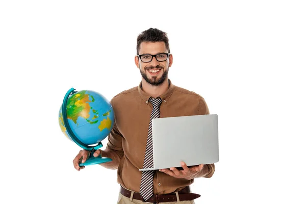 Улыбающийся учитель в очках, держащий ноутбук и глобус изолированными на белом — стоковое фото