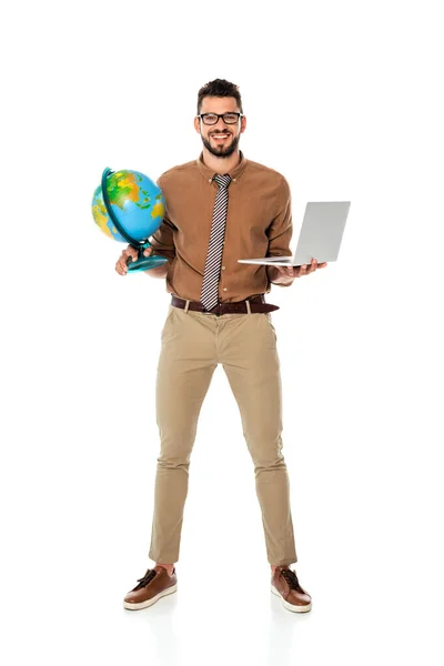 Positiver Lehrer mit Brille, Globus und Laptop in der Hand, während er auf weißem Hintergrund in die Kamera blickt — Stockfoto