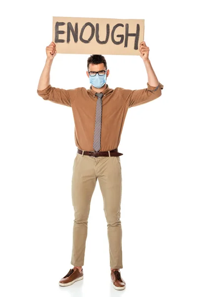 Professeur en masque médical tenant l'enseigne avec assez de lettrage sur fond blanc — Photo de stock