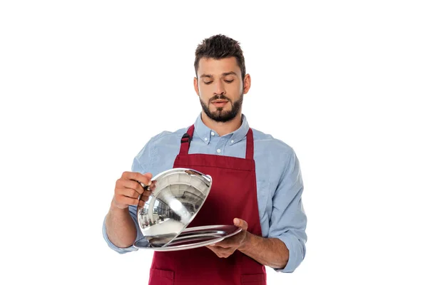 Bonito garçom barbudo segurando tampa prato e bandeja isolada em branco — Fotografia de Stock