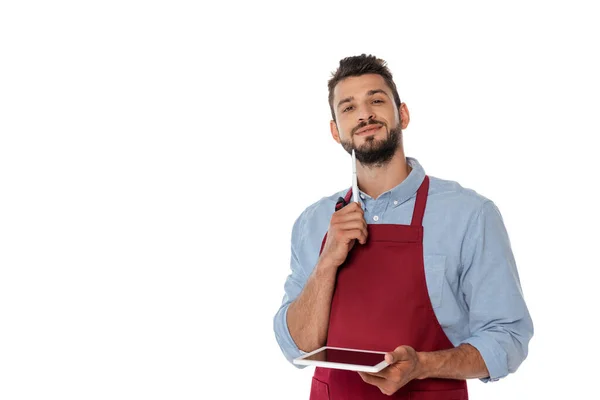 Beau serveur barbu tenant stylo et tablette numérique tout en regardant la caméra isolée sur blanc — Photo de stock