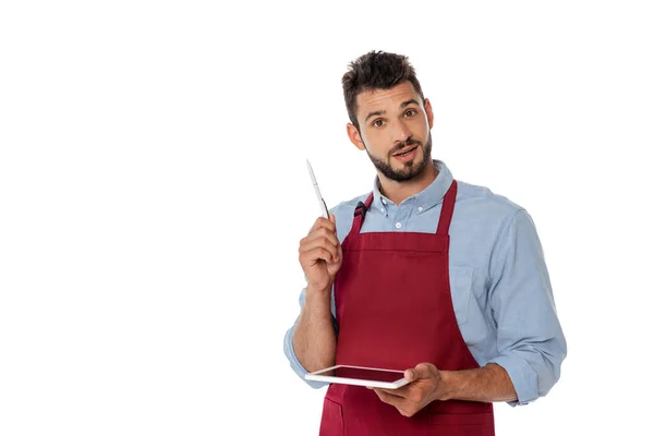 Schöner Kellner hält Stift und digitales Tablet in der Hand, während er die Kamera isoliert auf Weiß betrachtet — Stockfoto