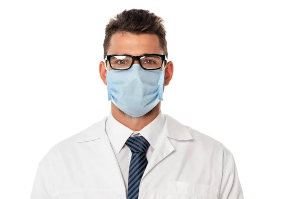 Arzt mit medizinischer Maske und Brille blickt auf Kamera isoliert auf weiß — Stockfoto