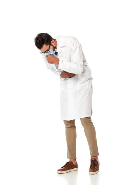 Больной врач в медицинской маске кашляет на белом фоне — стоковое фото