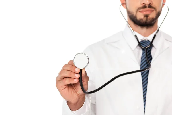 Vista recortada del médico sosteniendo estetoscopio aislado en blanco - foto de stock