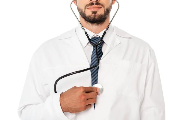 Vista recortada del médico sosteniendo estetoscopio cerca del pecho aislado en blanco - foto de stock