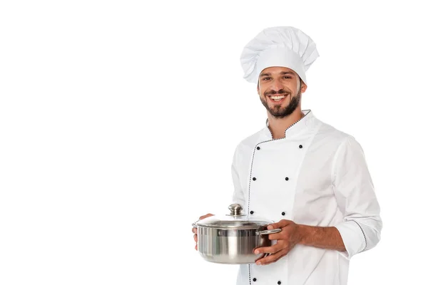 Guapo chef sonriendo a la cámara mientras sostiene la cacerola aislada en blanco - foto de stock