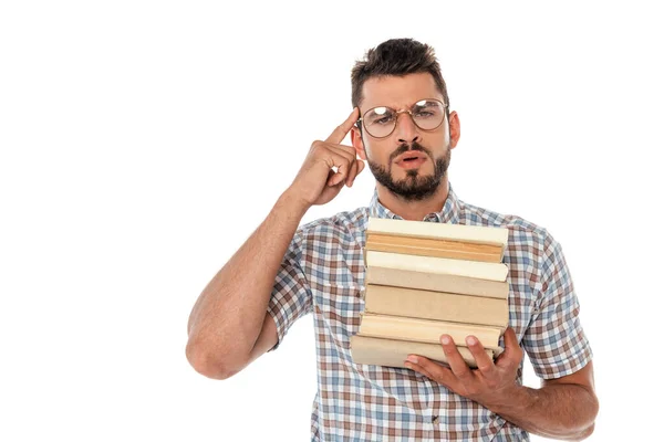 Konzentrierter Nerd in Brille, Bücher in der Hand und mit dem Finger auf den Kopf gezeigt — Stockfoto