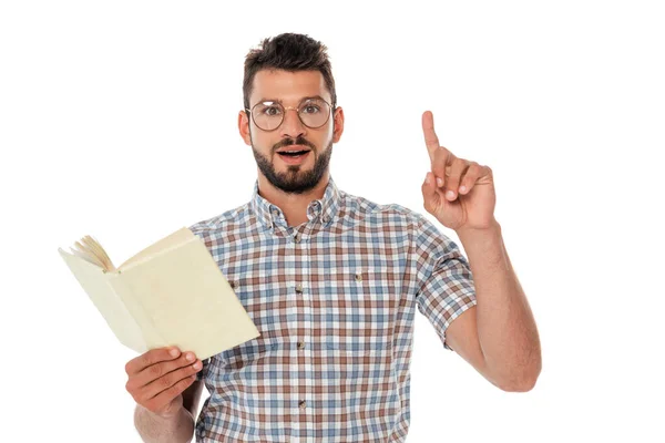 Aufgeregter Nerd mit Idee, während er offenes Buch isoliert auf weißem Papier hält — Stockfoto