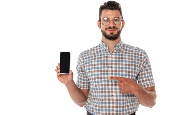 Nerd positivo che punta con il dito allo smartphone con schermo vuoto isolato sul bianco — Foto stock