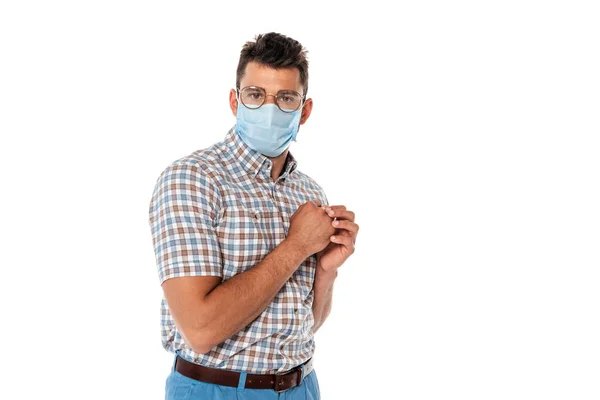 Angstgeplagter Nerd in medizinischer Maske blickt isoliert auf weiße Kamera — Stockfoto