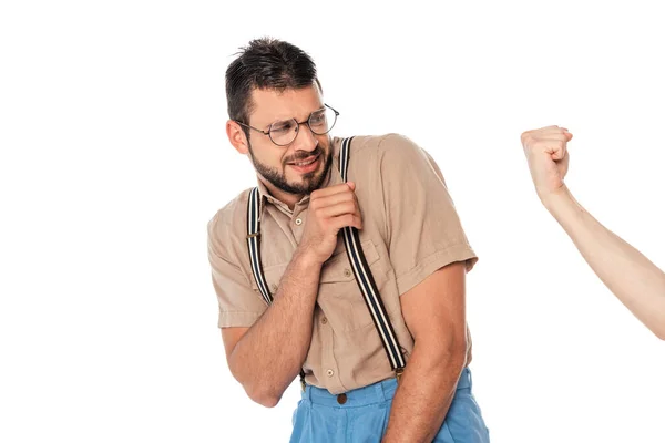 Uomo mostrando pugno per spaventato nerd isolato su bianco — Foto stock