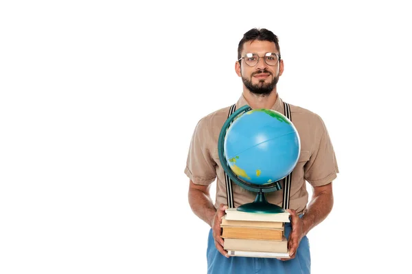 Nerd dans les bretelles et les lunettes tenant des livres et globe isolé sur blanc — Photo de stock