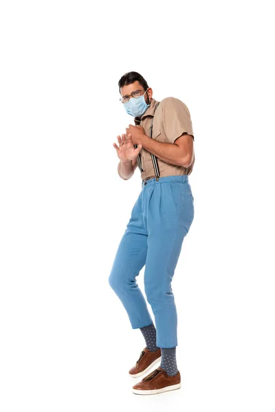 Nerd asustado en anteojos y máscara médica mostrando gesto de stop aislado en blanco — Stock Photo