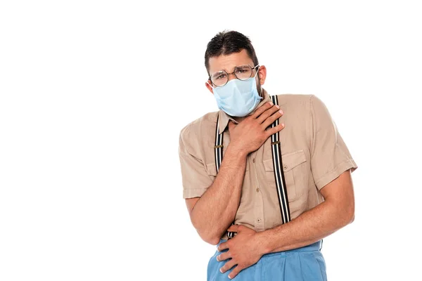 Nerd doente em máscara médica olhando para a câmera isolada no branco — Fotografia de Stock