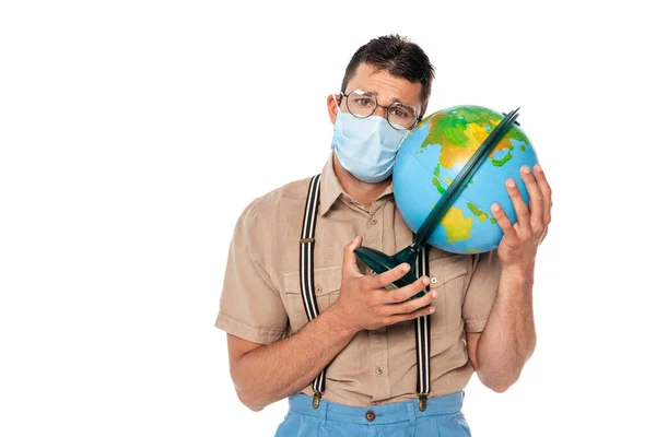 Trauriger Nerd in medizinischer Maske hält Globus isoliert auf weißem Grund — Stockfoto