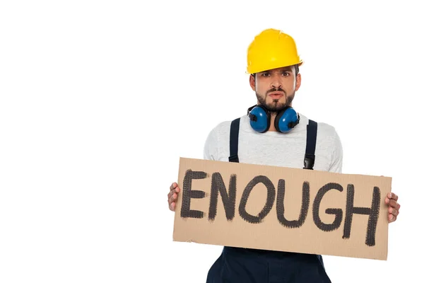 Construtor irritado segurando tabuleta com letras suficientes isolado em branco — Fotografia de Stock