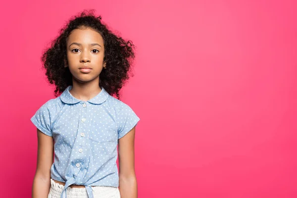 Mignon frisé afro-américain enfant isolé sur rose — Photo de stock