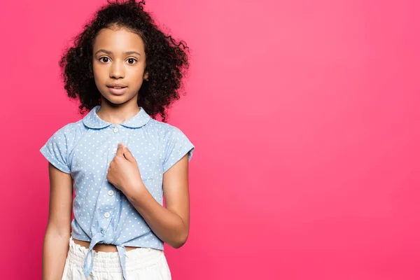 Мила кучерява афроамериканська дитина вказує пальцем на себе ізольована на рожевому — стокове фото