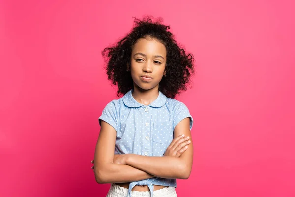 Nachdenklich süße lockige afrikanisch-amerikanische Kind mit verschränkten Armen isoliert auf rosa — Stockfoto