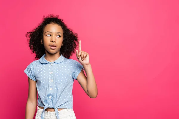 Mignon frisé afro-américain enfant montrant geste idée isolé sur rose — Photo de stock