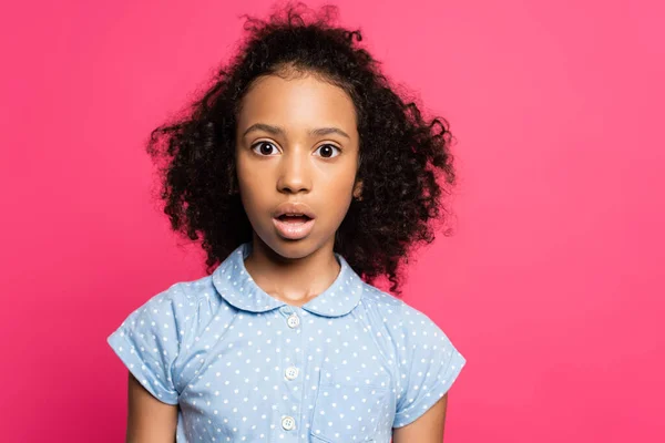 Chocado bonito encaracolado afro-americano garoto com boca aberta isolado em rosa — Fotografia de Stock